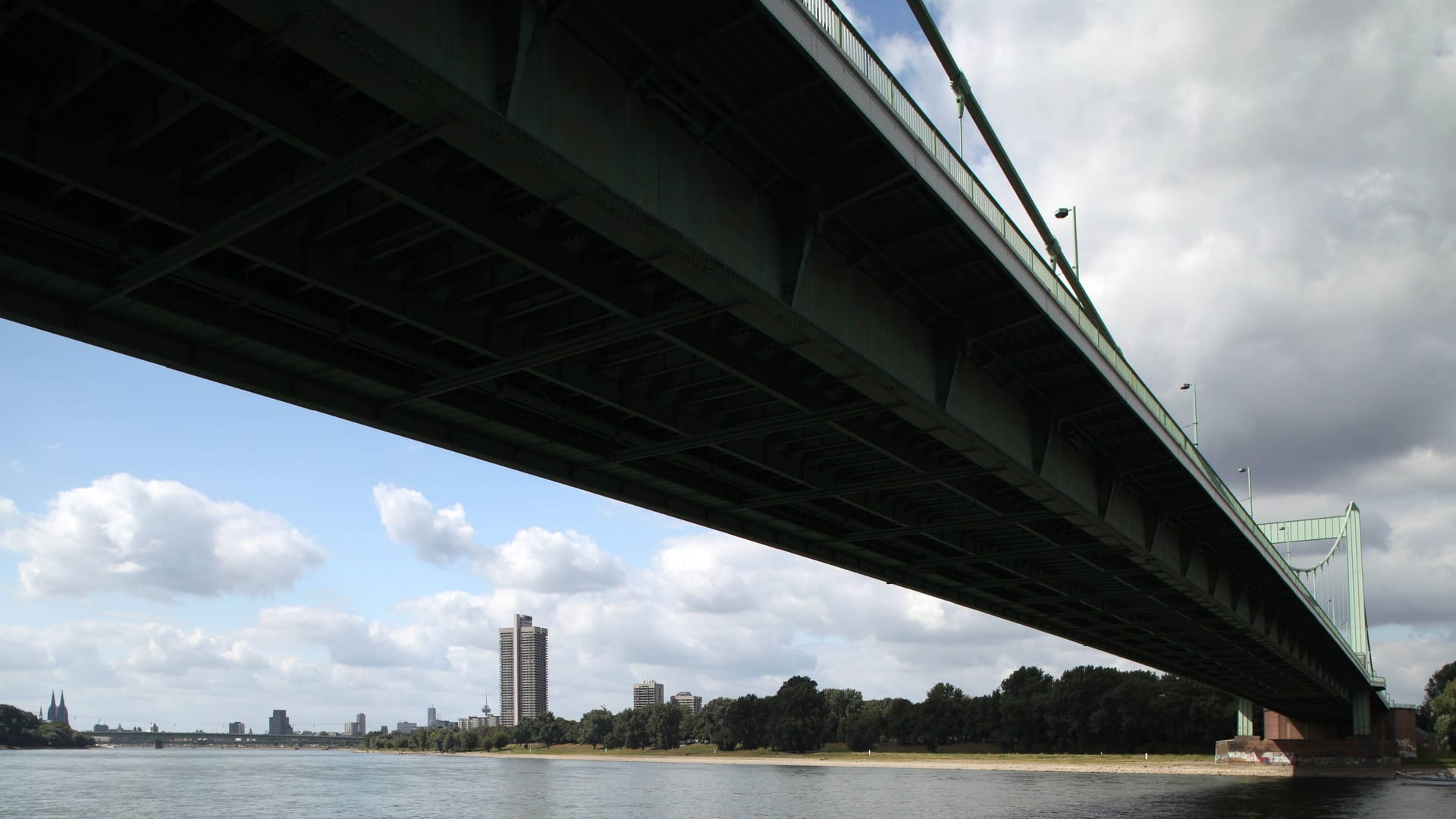 Die Mülheimer Brücke (Archivbild): Die wichtige Querung über den Rhein wird zurzeit saniert.