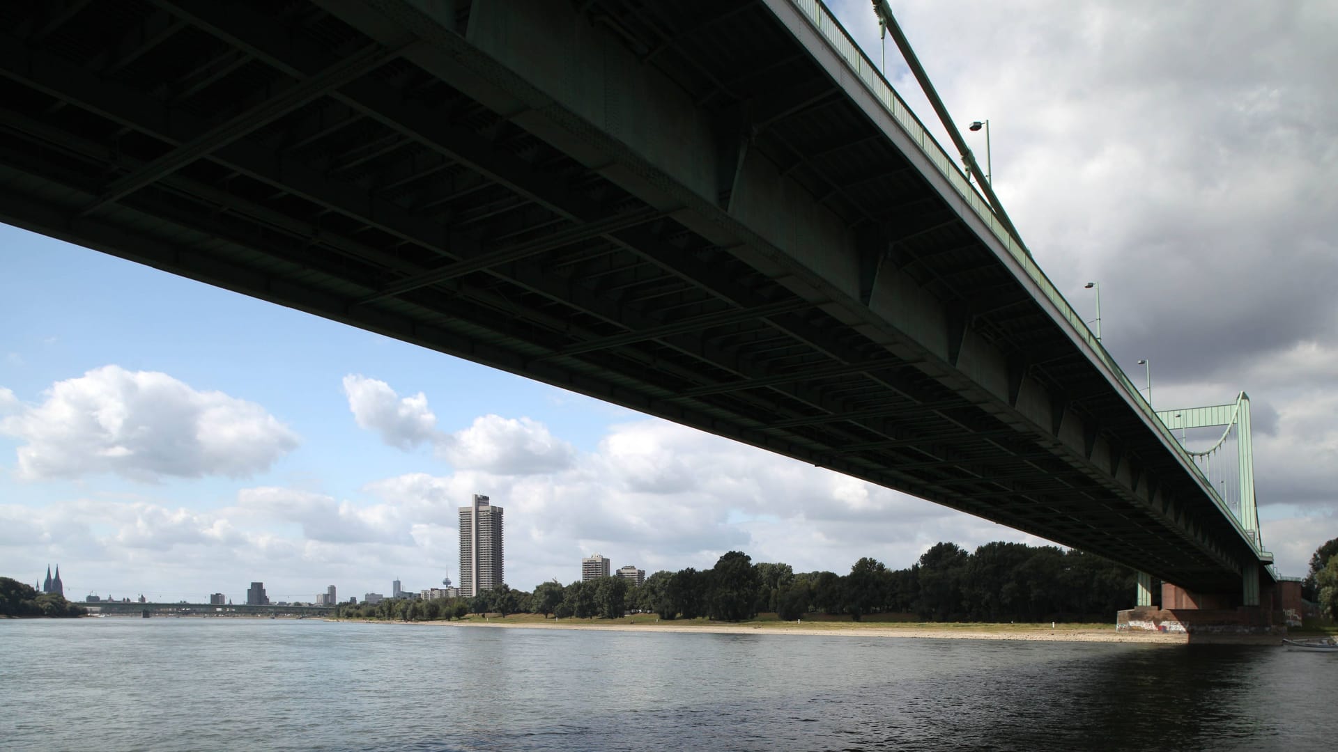 Die Mülheimer Brücke (Archivbild): Die wichtige Querung über den Rhein wird zurzeit saniert.