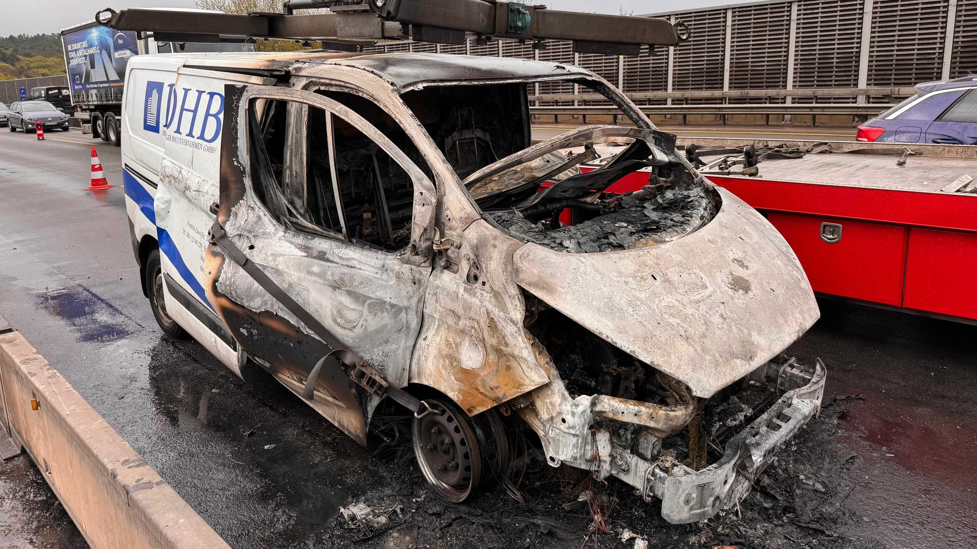 Der ausgebrannte Kleinlaster: Während der Aufräumarbeiten war nur ein Fahrstreifen befahrbar. Der ausgebrannte Kleinlaster: Während der Aufräumarbeiten war nur ein Fahrstreifen befahrbar.