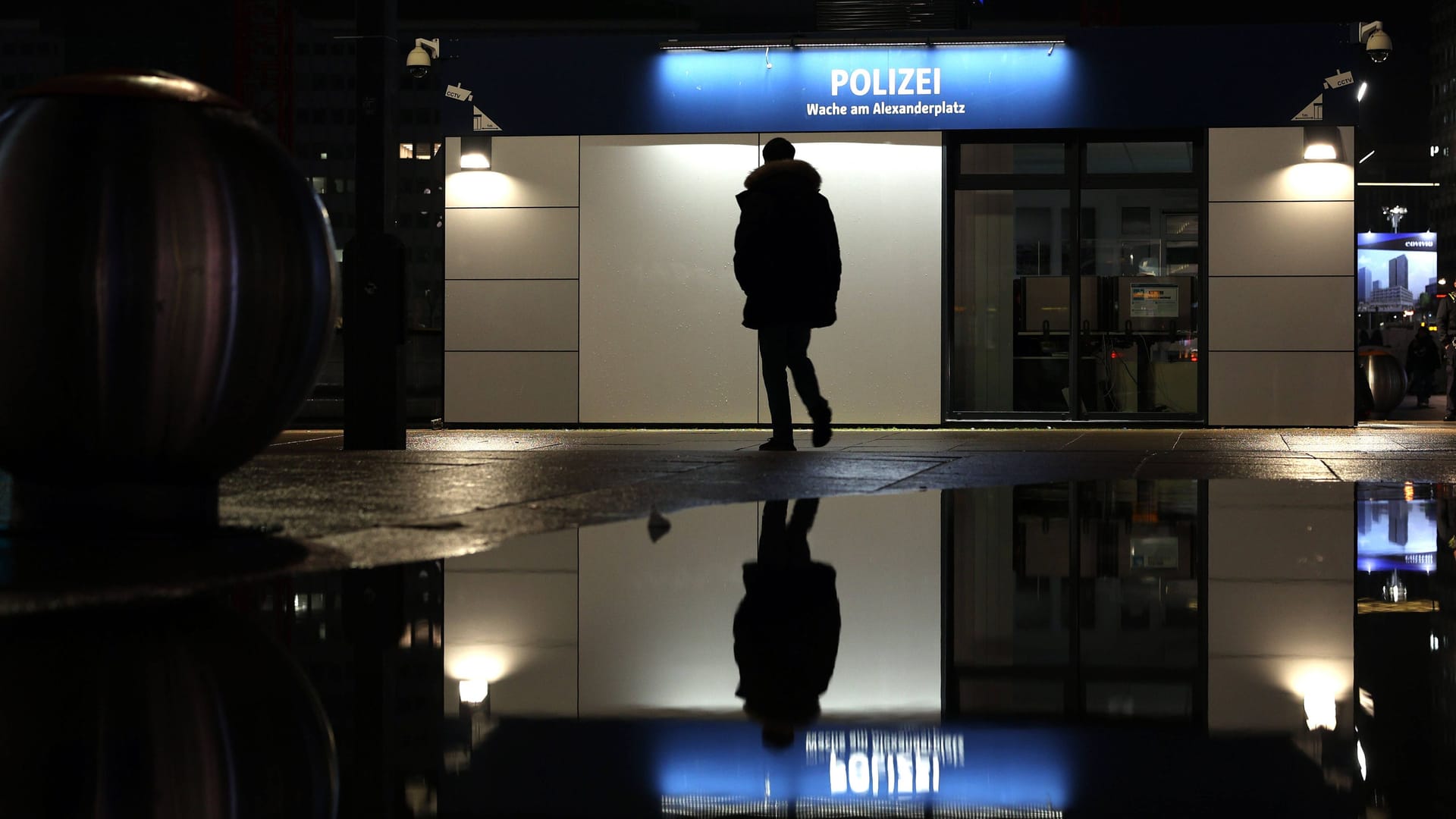 Polizeiwache am Alexanderplatz bei Nacht (Symbolfoto): In Spandau ist ein Nachbarschaftsstreit eskaliert.