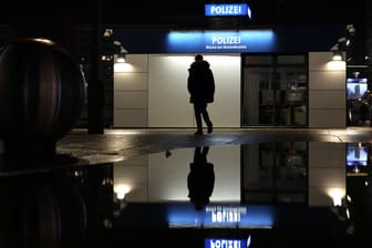 Polizeiwache am Alexanderplatz bei Nacht (Symbolfoto): In Spandau ist ein Nachbarschaftsstreit eskaliert.
