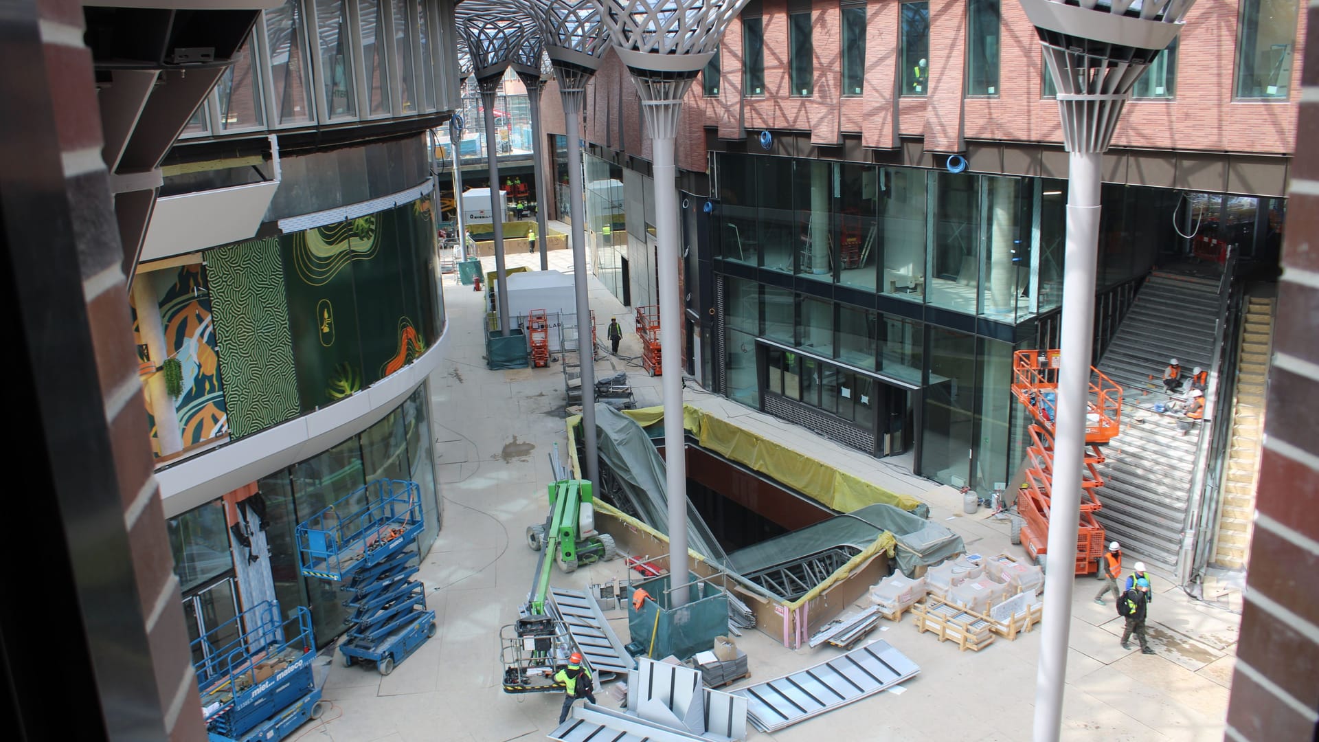 Blick aus dem Fenster des Sports Club: Im Innenhof des Westfield stehen noch Baugeräte und Material.