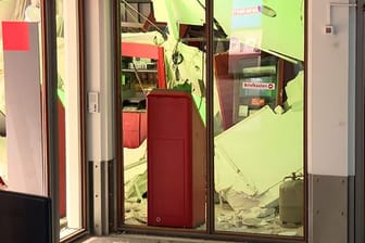 Chaos in der Bankfiliale: Täter versuchen, zwei Geldautomaten zu sprengen und verursachen massive Schäden in Schenefeld.