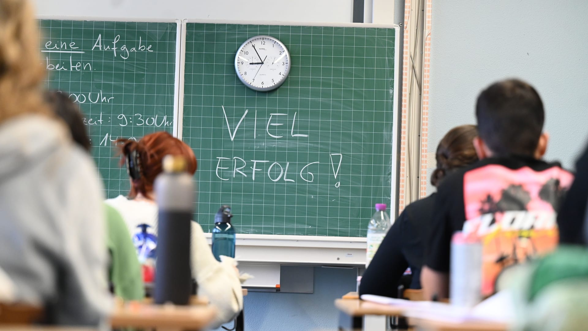 Schüler schreiben ihr Abitur (Symbolbild): Die Grünen-Opposition im hessischen Landtag befürchtet Verwirrungen durch das Genderverbot.