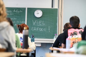Schüler schreiben ihr Abitur (Symbolbild): Die Grünen-Opposition im hessischen Landtag befürchtet Verwirrungen durch das Genderverbot.