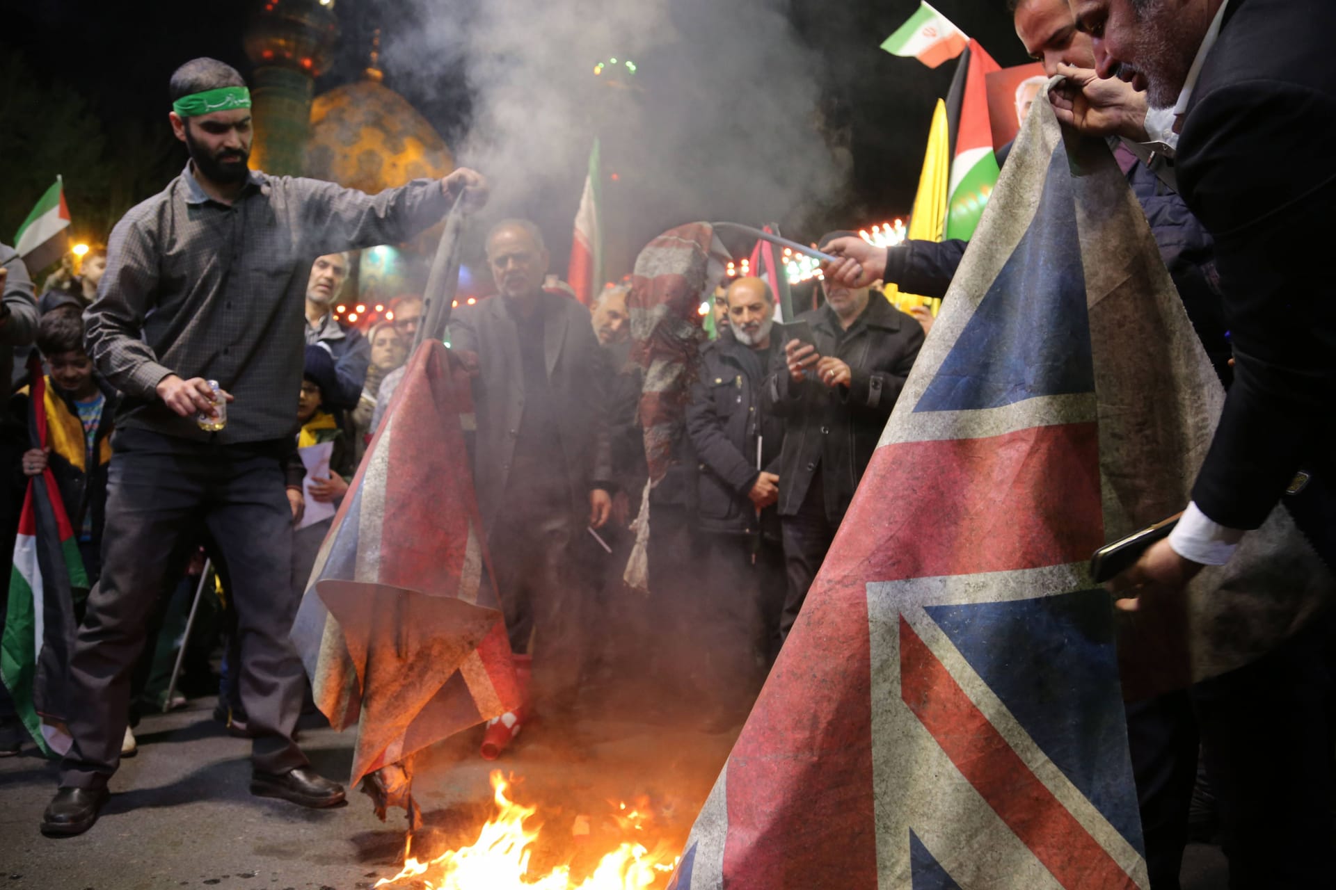 In Teheran flammten die antiwestlichen Proteste nach der mutmaßlich israelischen Attacke auf iranische Top-Generäle auf.