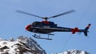 Ein österreichischer Polizeihubschrauber in Tirol (Archivbild): In der Region ist ein Mann ums Leben gekommen.