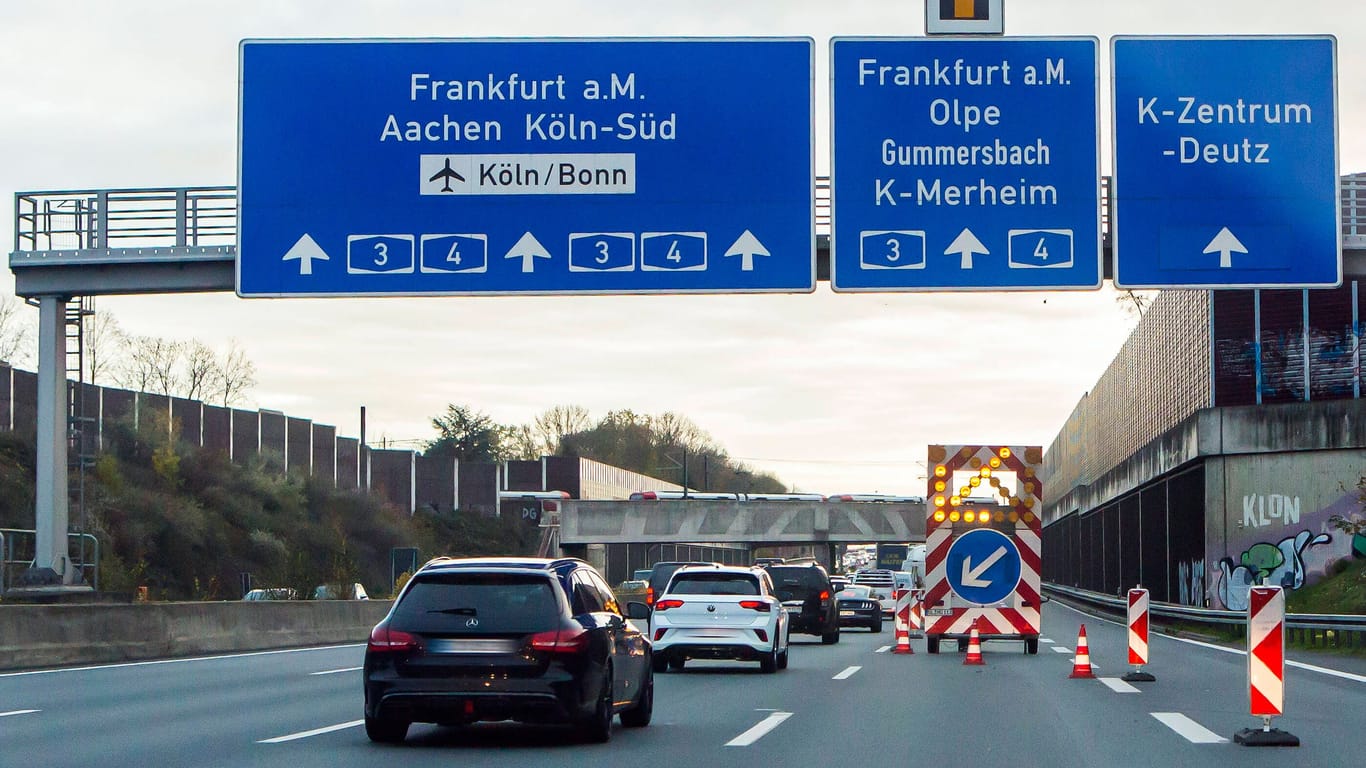 Autos auf der A3 bei Dellbrück (Symbolfoto): Hier ist in dieser Woche die Strecke nach Oberhausen dicht.