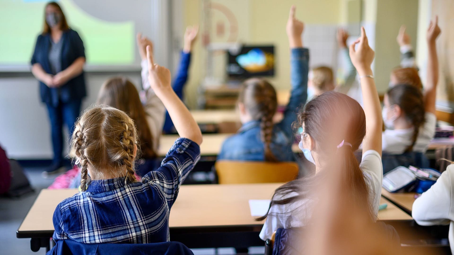 Schüler in einer Klasse melden sich (Archivbild): Das neue Schulgesetz bringt einige Neuerungen mit sich.