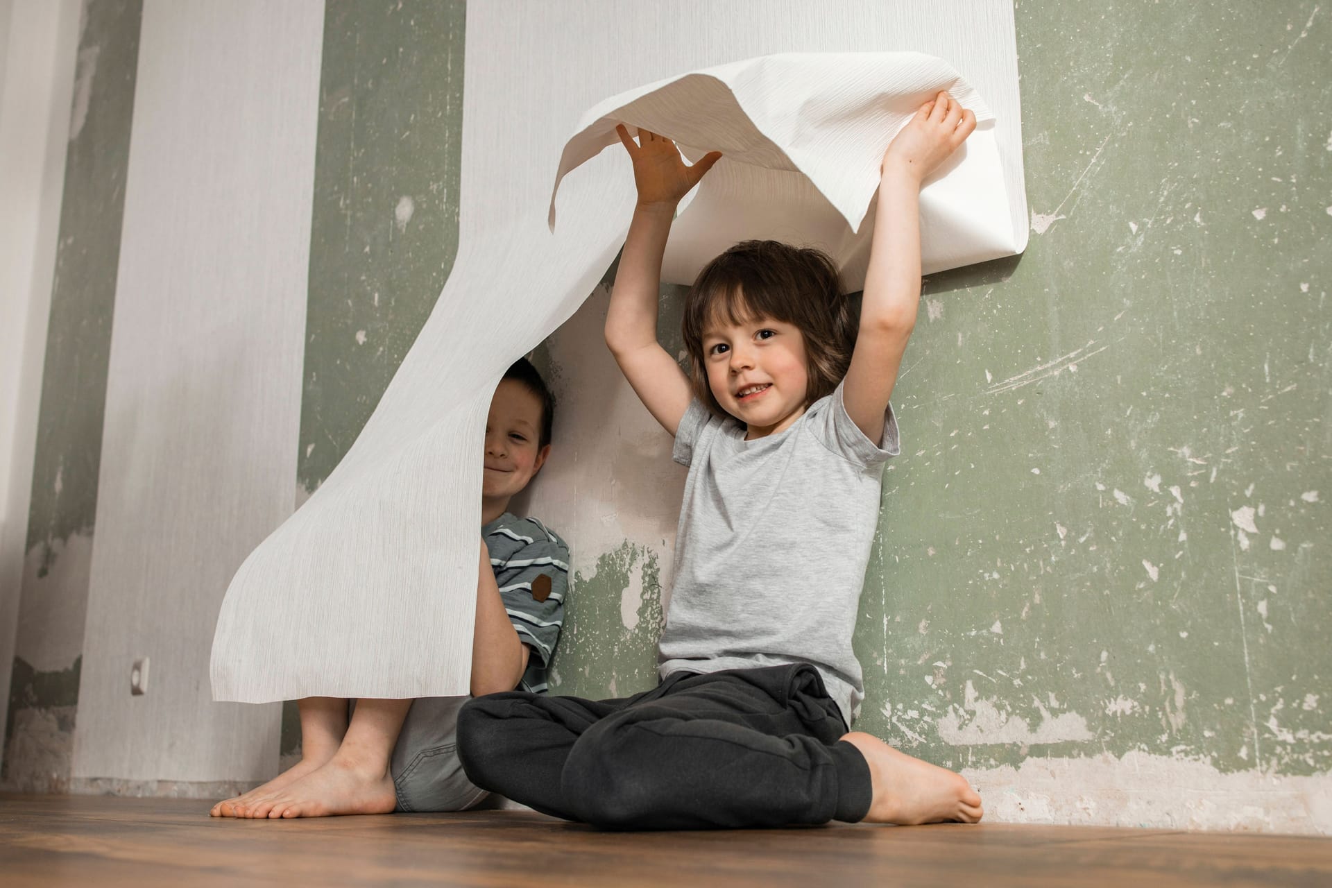 Kinder spielen, während eine Wohnung renoviert wird (Symbolbild): In Hamburg können sich viele Familien keinen angemessenen Wohnraum leisten.