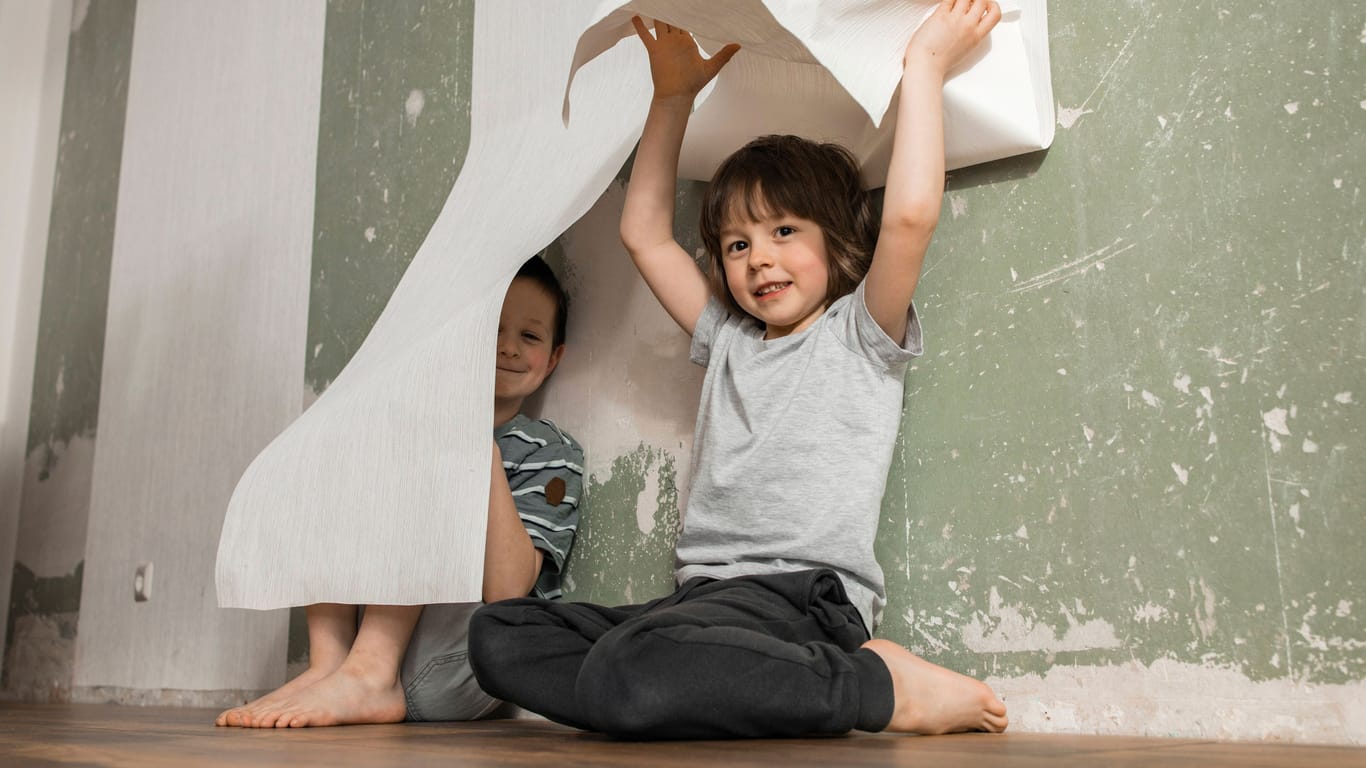 Kinder spielen, während eine Wohnung renoviert wird (Symbolbild): In Hamburg können sich viele Familien keinen angemessenen Wohnraum leisten.