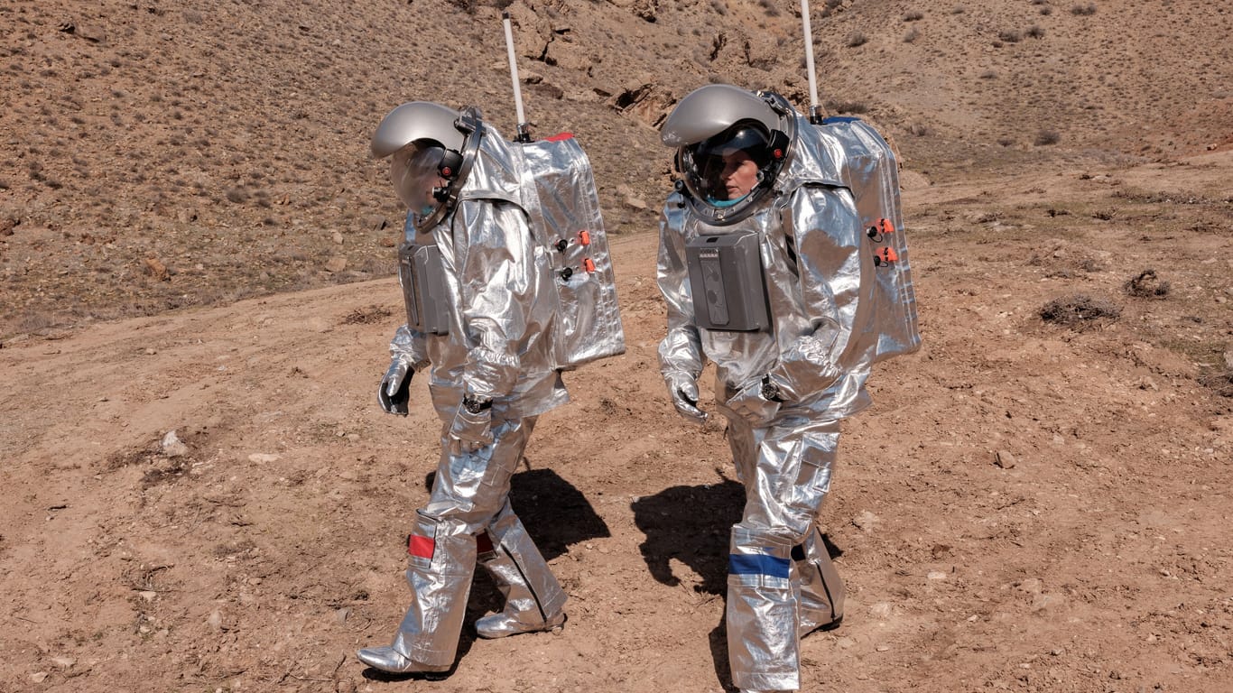Zwei Analog-Astronauten in ÖWF-Raumanzug-Prototypen (Archivbild): Sechs sogenannte Analog-Astronauten nahmen an einer knapp vierwöchigen Simulation teil.