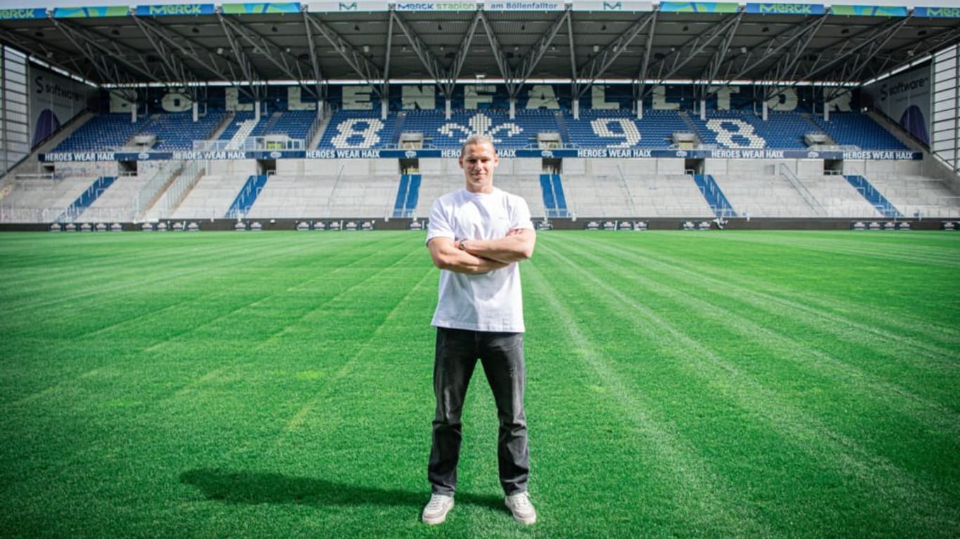 Fynn Lakenmacher an seinem neuen Arbeitsplatz: Ab Sommer wird der 23-Jährige für den SV Darmstadt auflaufen.