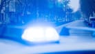 Ein Blaulicht leuchtet auf dem Dach eines Streifenwagens der Polizei.