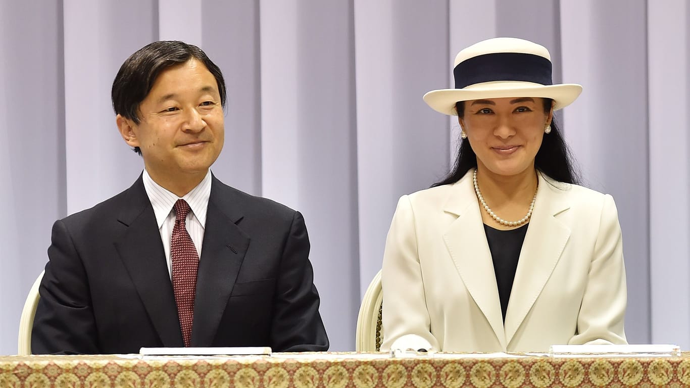 Naruhito und Masako: Dem Kaiserpaar folgen mehr als 300.000 Menschen.
