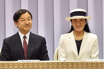 Naruhito und Masako: Dem Kaiserpaar folgen mehr als 300.000 Menschen.
