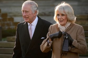 König Charles und seine Frau Camilla: Das Paar steht in schwierigen Zeiten zusammen.