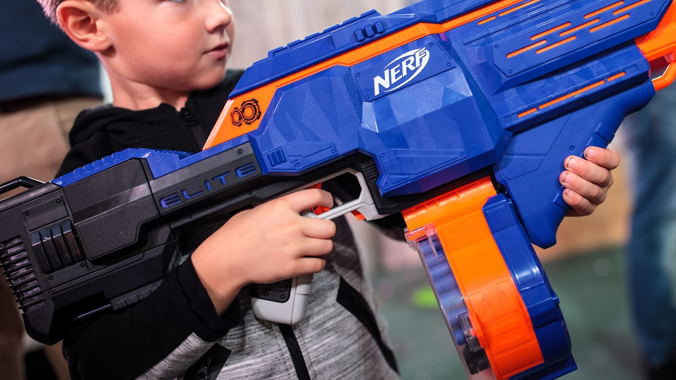 Junge mit einer "Nerf"-Pistole (Archivbild) - die Spielzeugwaffen sind ungefährlich, aber hier geschah eine folgenschwere Verletzung.