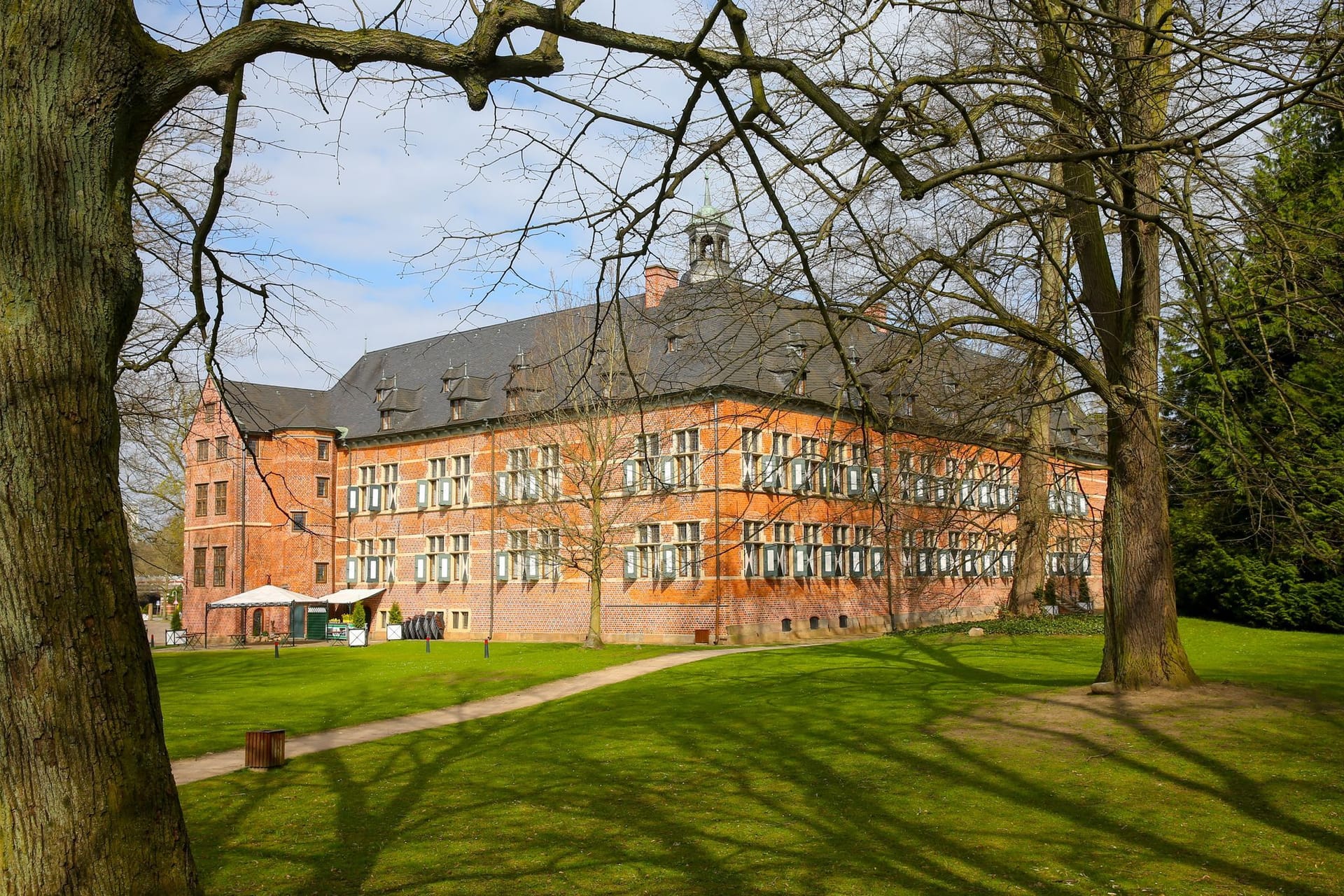 Blick auf das Schloss Reinbek (Archivbild): Die AfD hat vor Gericht Recht bekommen.