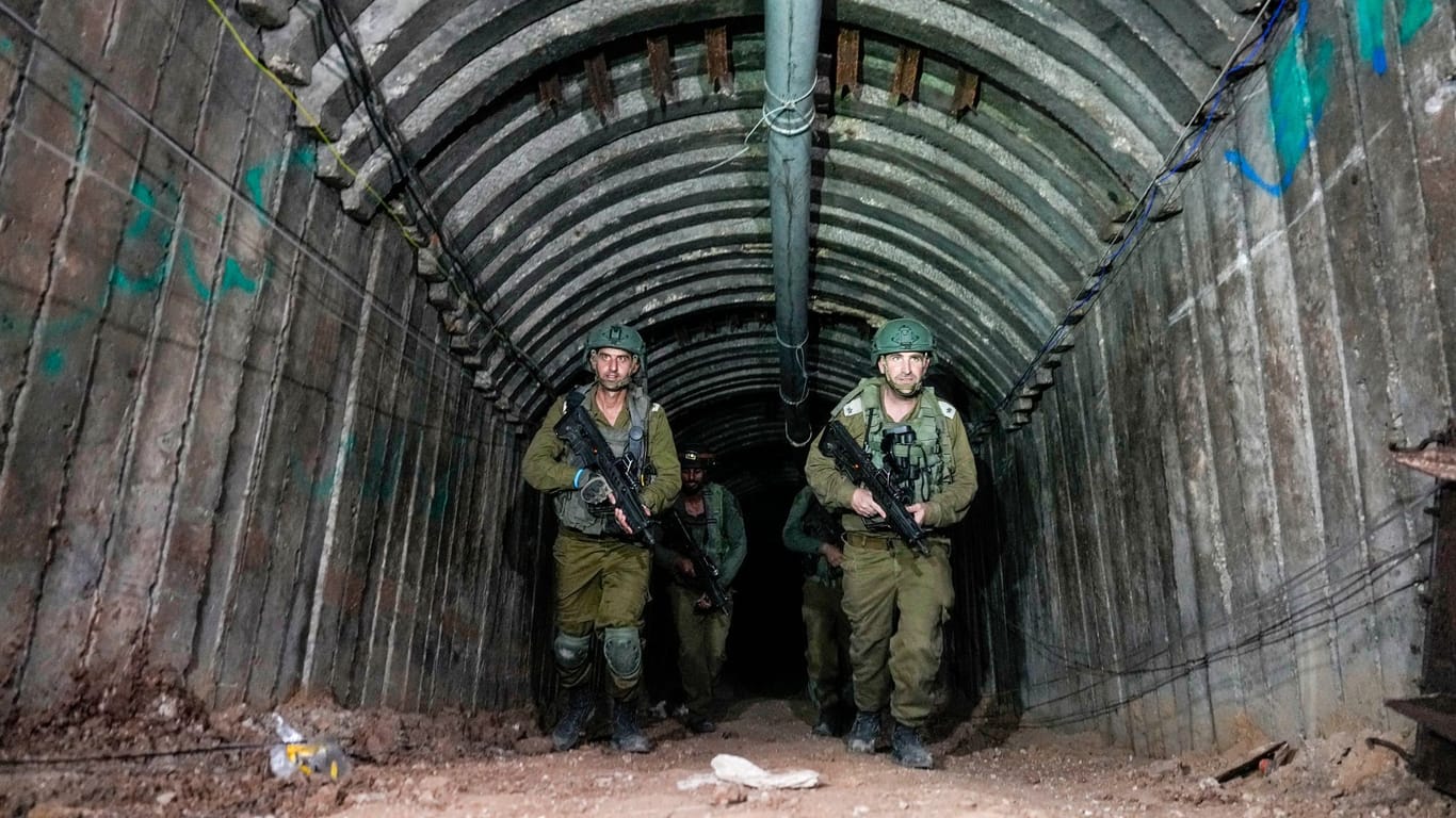 Israelische Soldaten in einem Tunnel der Hamas: Die israelische Führung möchte die Terrororganisation im Gazastreifen ausschalten.