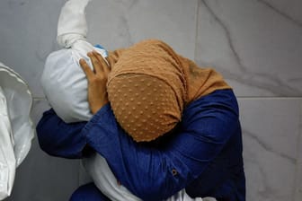 Chan Junis: Die Palästinenserin Inas Abu Maamar umarmt die Leiche ihrer 5-jährigen Nichte Saly.