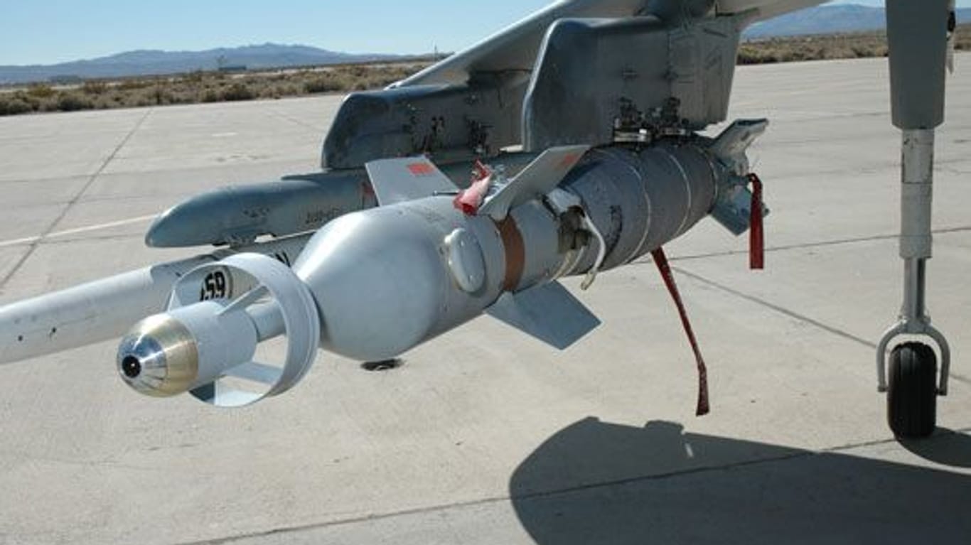 Eine mit Paveway IV ausgestattete Bombe hängt an einem Flügel eines Kampfjets (Archivbild): angeblich soll die Ukraine auch diese Modelle erhalten.