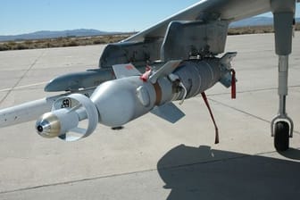Eine mit Paveway IV ausgestattete Bombe hängt an einem Flügel eines Kampfjets (Archivbild): angeblich soll die Ukraine auch diese Modelle erhalten.