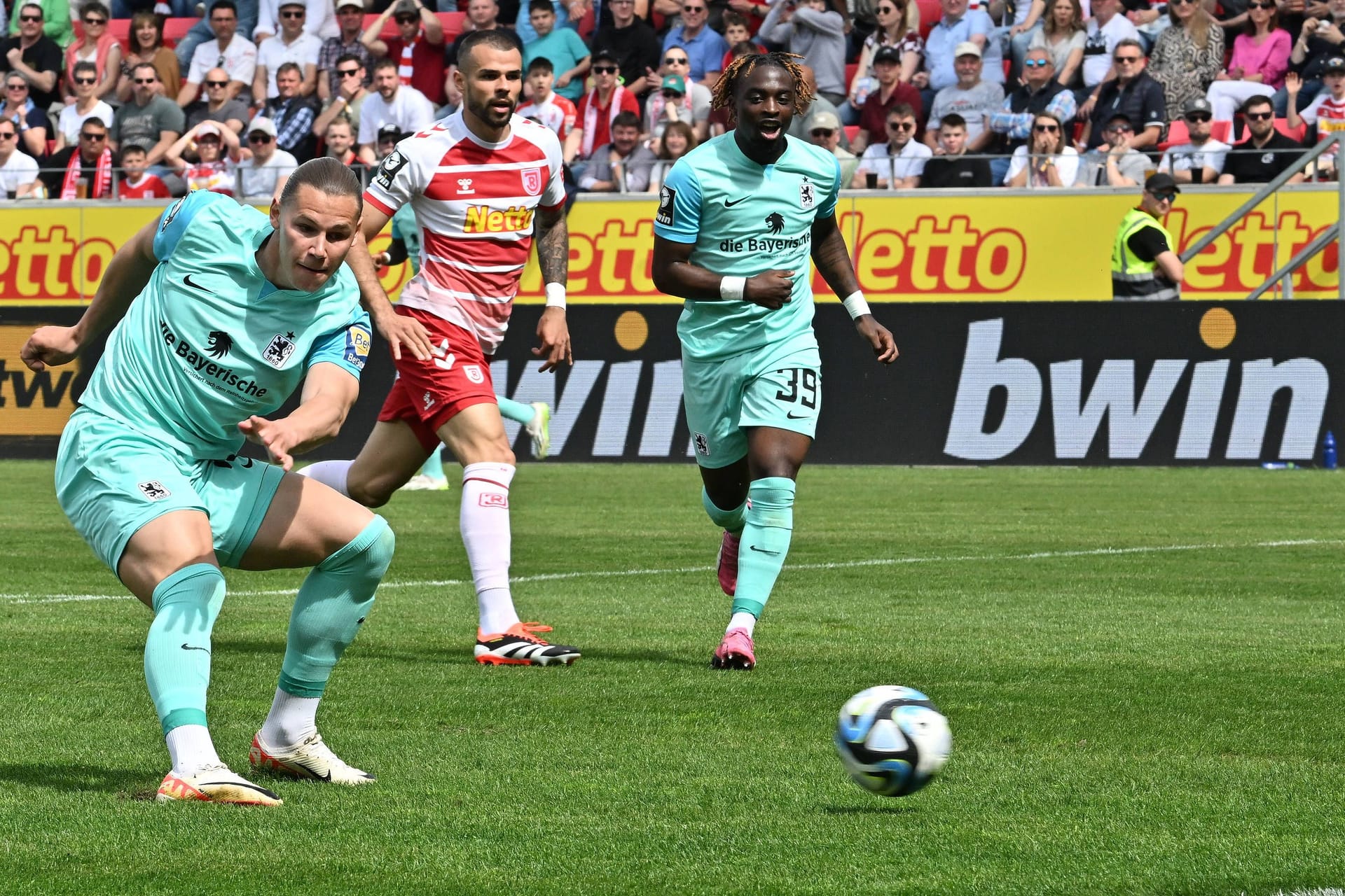 Fynn Lakenmacher (l.) im Spiel gegen Jahn Regensburg: In der neuen Saison wird der Stürmer mindestens eine Liga höher auf Torejagd gehen.