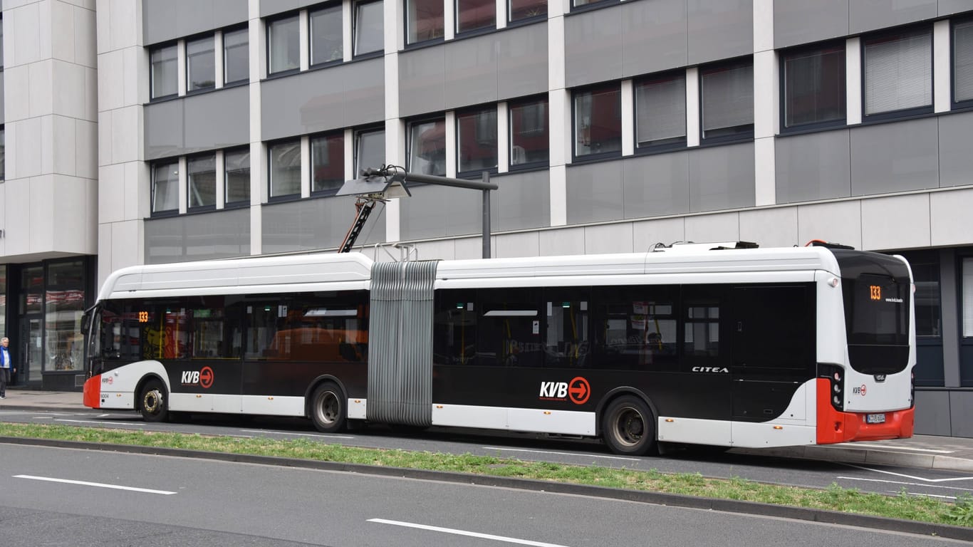 Ein KVB-Bus (Archivbild): Das Unternehmen setzt wegen Sanierungsarbeiten Ersatzverkehr rund um die Mülheimer Brücke ein.