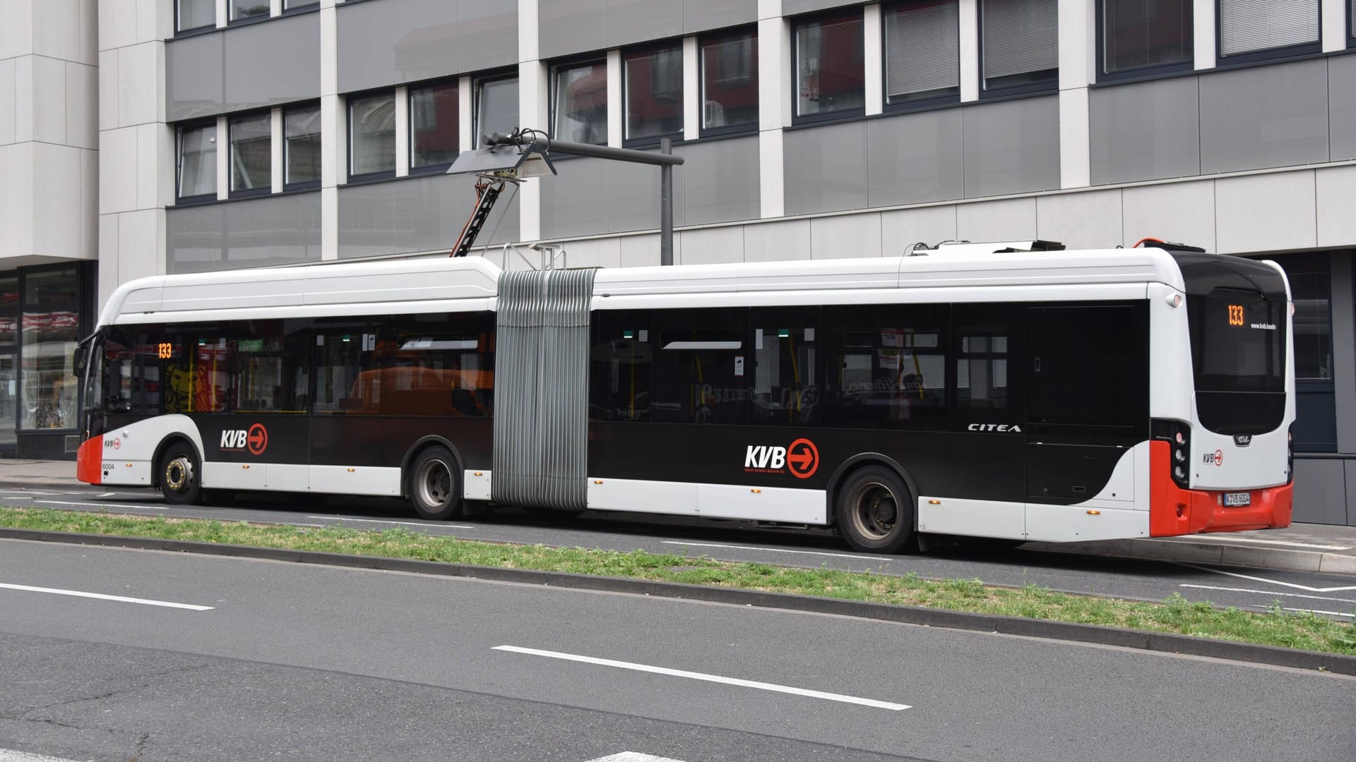 Ein KVB-Bus (Archivbild): Das Unternehmen setzt wegen Sanierungsarbeiten Ersatzverkehr rund um die Mülheimer Brücke ein.