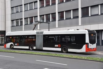 Ein KVB-Bus (Archivbild): Das Unternehmen setzt wegen Sanierungsarbeiten Ersatzverkehr rund um die Mülheimer Brücke ein.