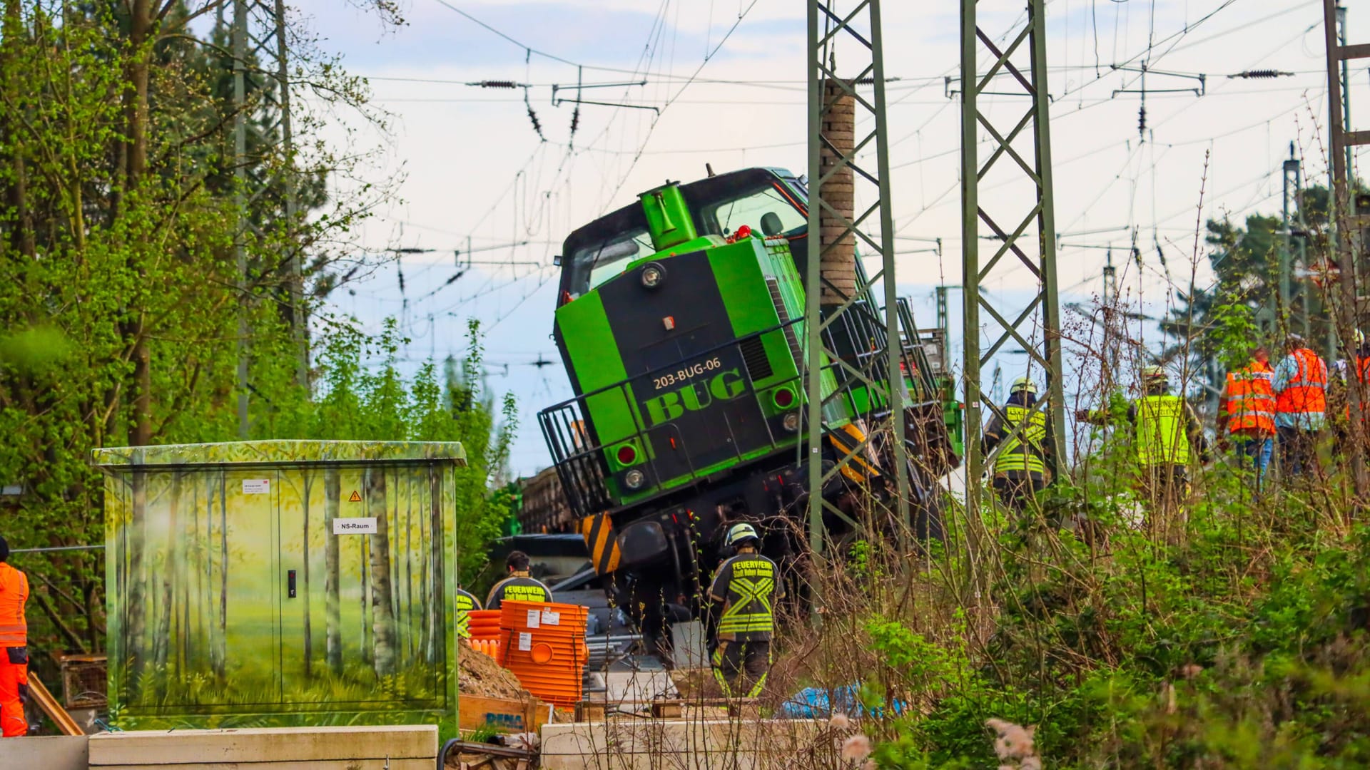 Entgleiste Lok bei Birkenwerder: Die Bergung soll noch Stunden andauern.