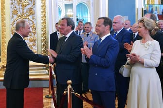 Glückwunsch zur Wiederwahl: Gerhard Schröder gratuliert 2018 Wladimir Putin, den er als seinen Freund bezeichnet.