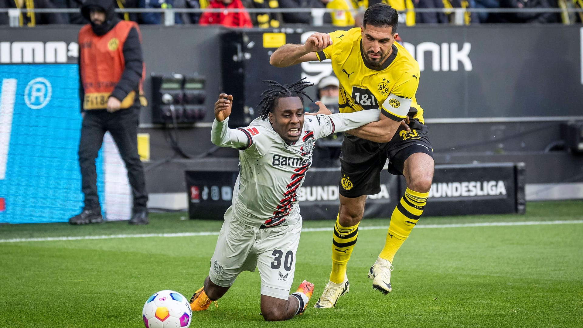 Emre Can foult Jeremie Frimpong: BVB-Keeper Kobel verteidigt seinen Kapitän nach der Szene.