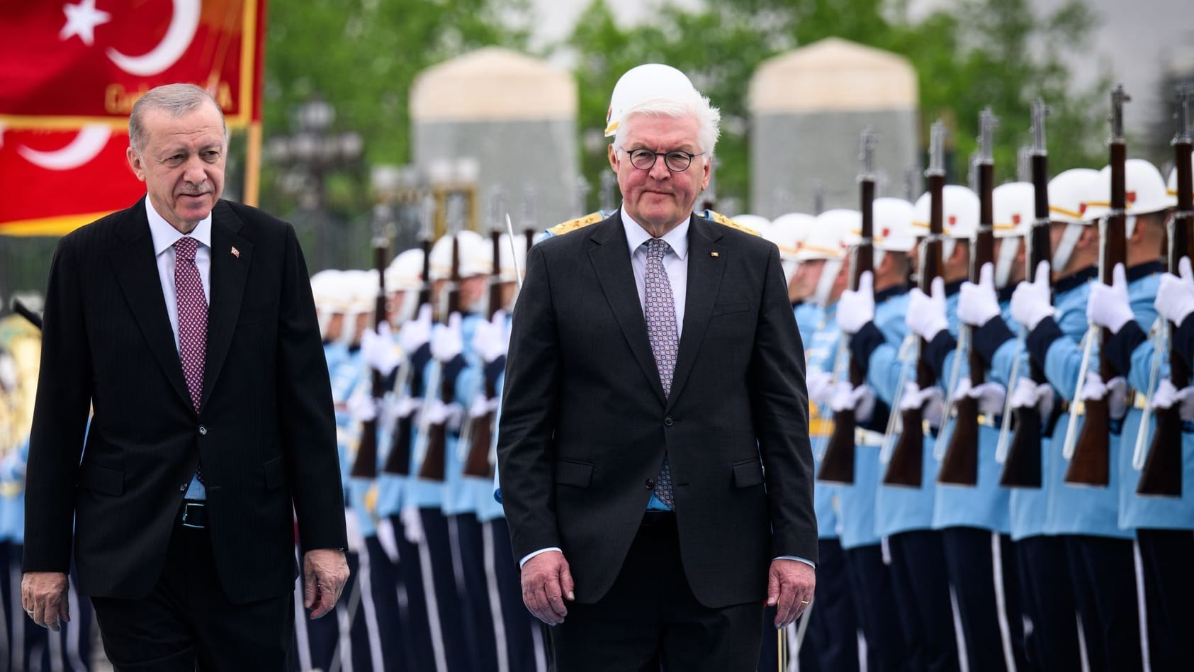 Ankara: Bundespräsident Frank-Walter Steinmeier wird von Recep Tayyip Erdoğan am Präsidialpalast mit militärischen Ehren begrüßt.