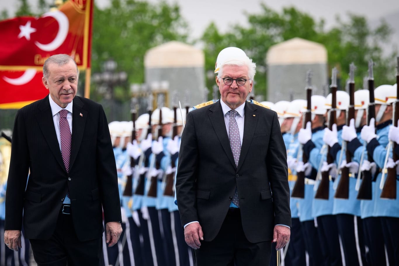 Ankara: Bundespräsident Frank-Walter Steinmeier wird von Recep Tayyip Erdoğan am Präsidialpalast mit militärischen Ehren begrüßt.
