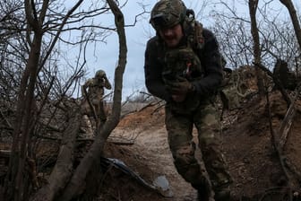 Anfang April in der Nähe von Donezk: Ein Soldat der ukrainischen "Azow"-Brigade rennt bei einem russischen Angriff um sein Leben.