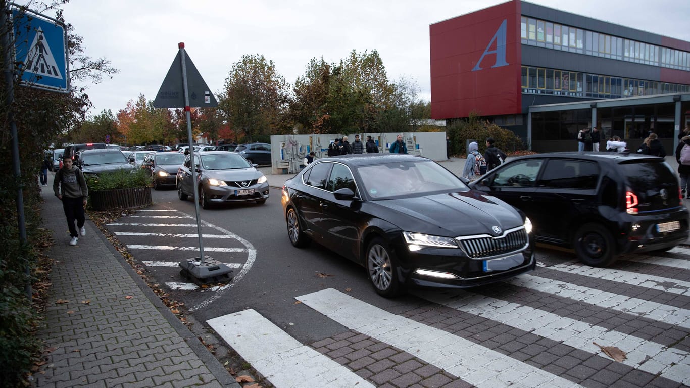 Elterntaxis vor einer Schule (Symbolbild): In Hannover geht die Stadt nun gegen den Hol- und Bringverkehr vor.