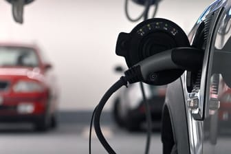 Elektroauto in der Tiefgarage: Darf eine Eigentümer-Mehrheit den Stromer einfach aussperren?