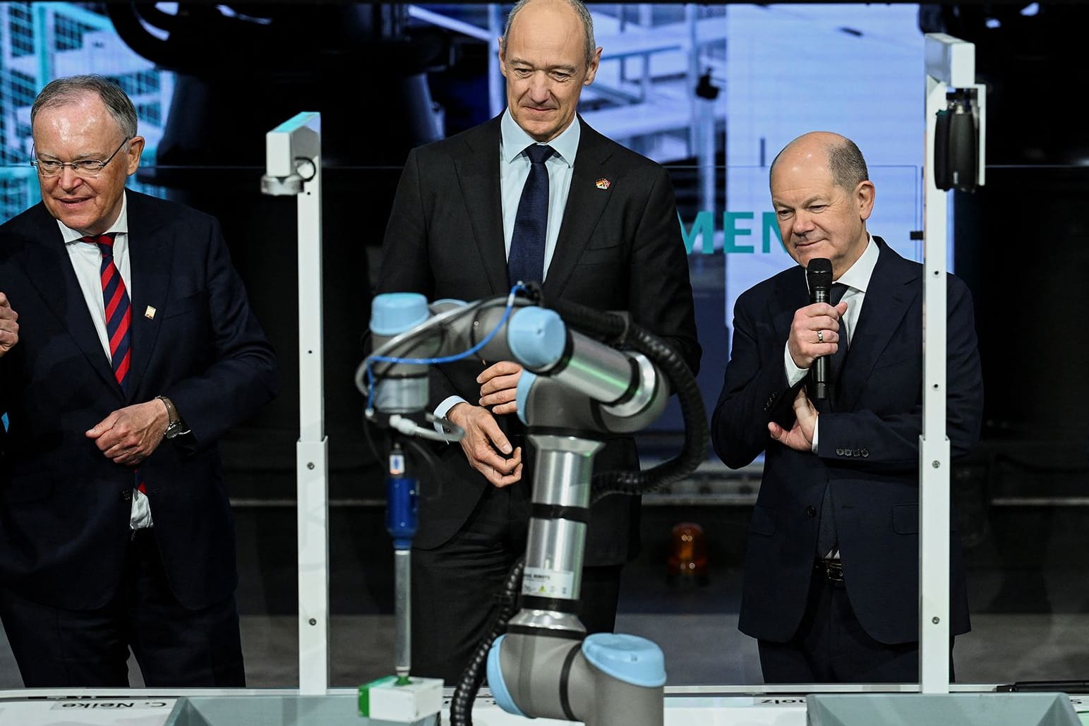 Olaf Scholz scheitert an KI-Roboter