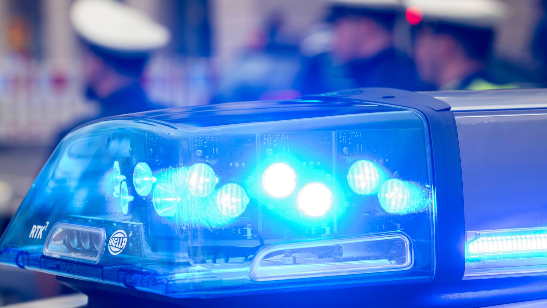 Polizisten stehen hinter einem Streifenwagen (Archivbild): Die verletzten Beamten konnten ihren Dienst fortsetzen. Polizisten stehen hinter einem Streifenwagen (Archivbild): Die verletzten Beamten konnten ihren Dienst fortsetzen.
