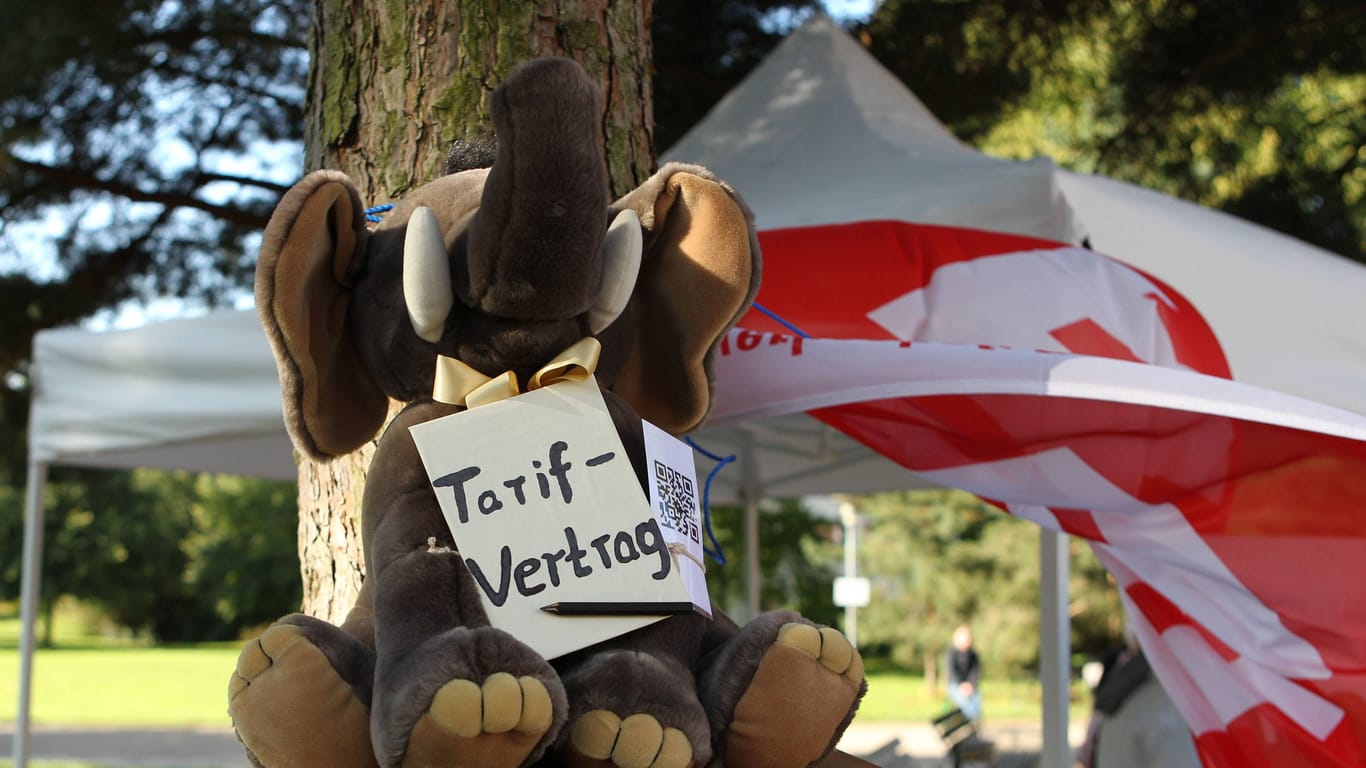 An einem Stofftier-Elefanten ist ein Schild mit der Aufschrift Tarifvertrag befestigt (Archivbild): Geht der Mitarbeiter-Streit bei Hagenbecks in die nächste Runde?