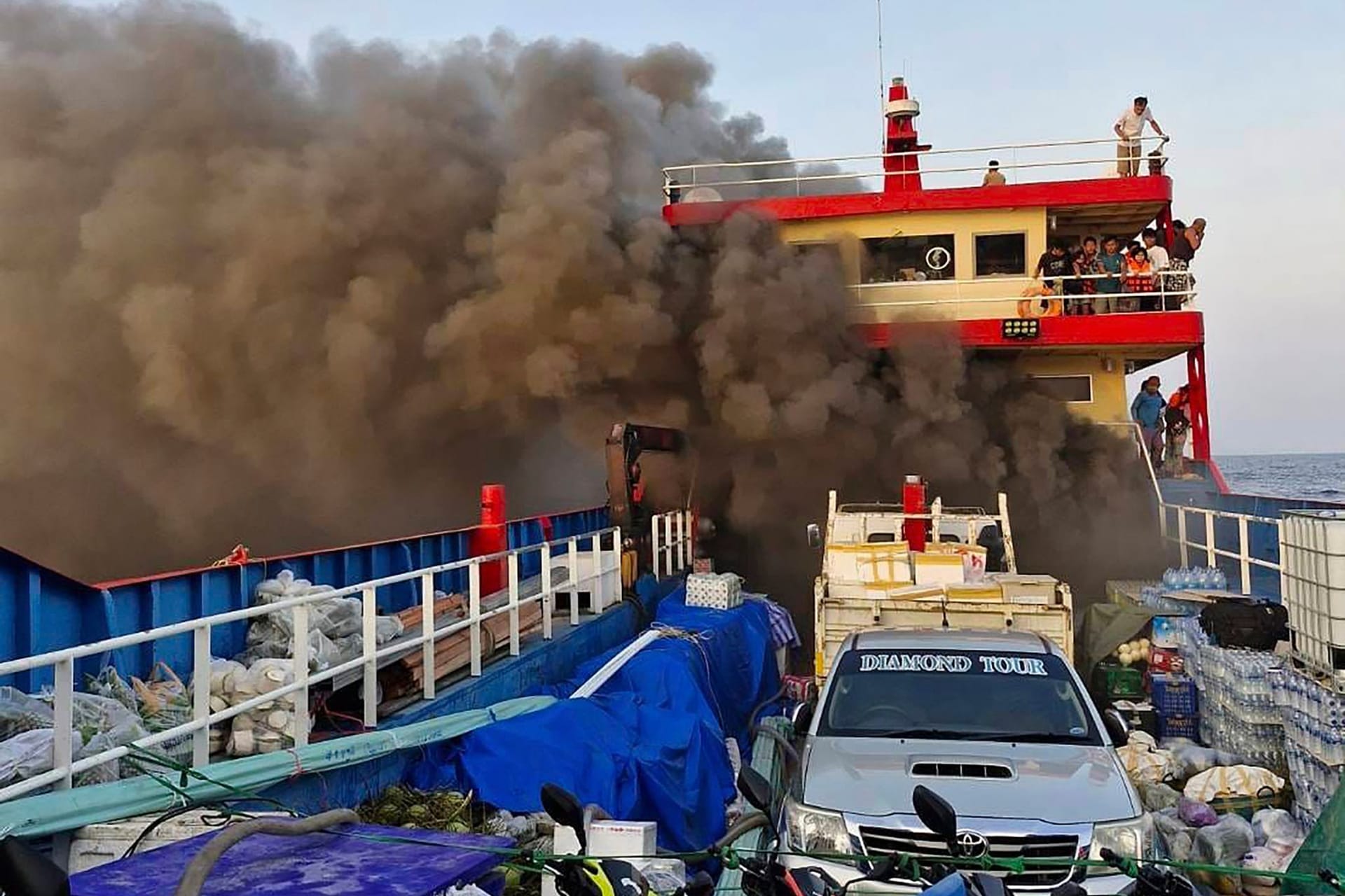 Brand auf Fähre in Thailand