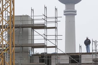 Eine Baustelle in Berlin (Symbolbild): Im Vergleich zum Februar sind die Stornierungen in Baubranche nochmal weiter angestiegen.