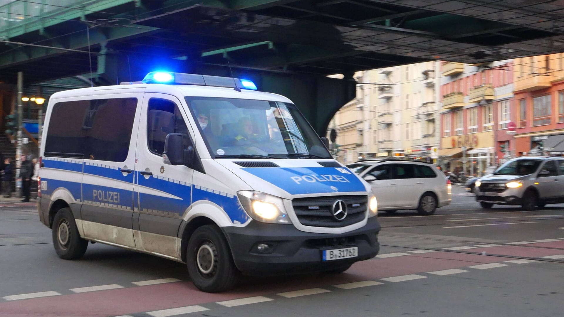 Polizei im Einsatz: Unter Umständen müssen andere Verkehrsteilnehmer dann sofort freie Bahn schaffen. Das gilt aber nicht immer.