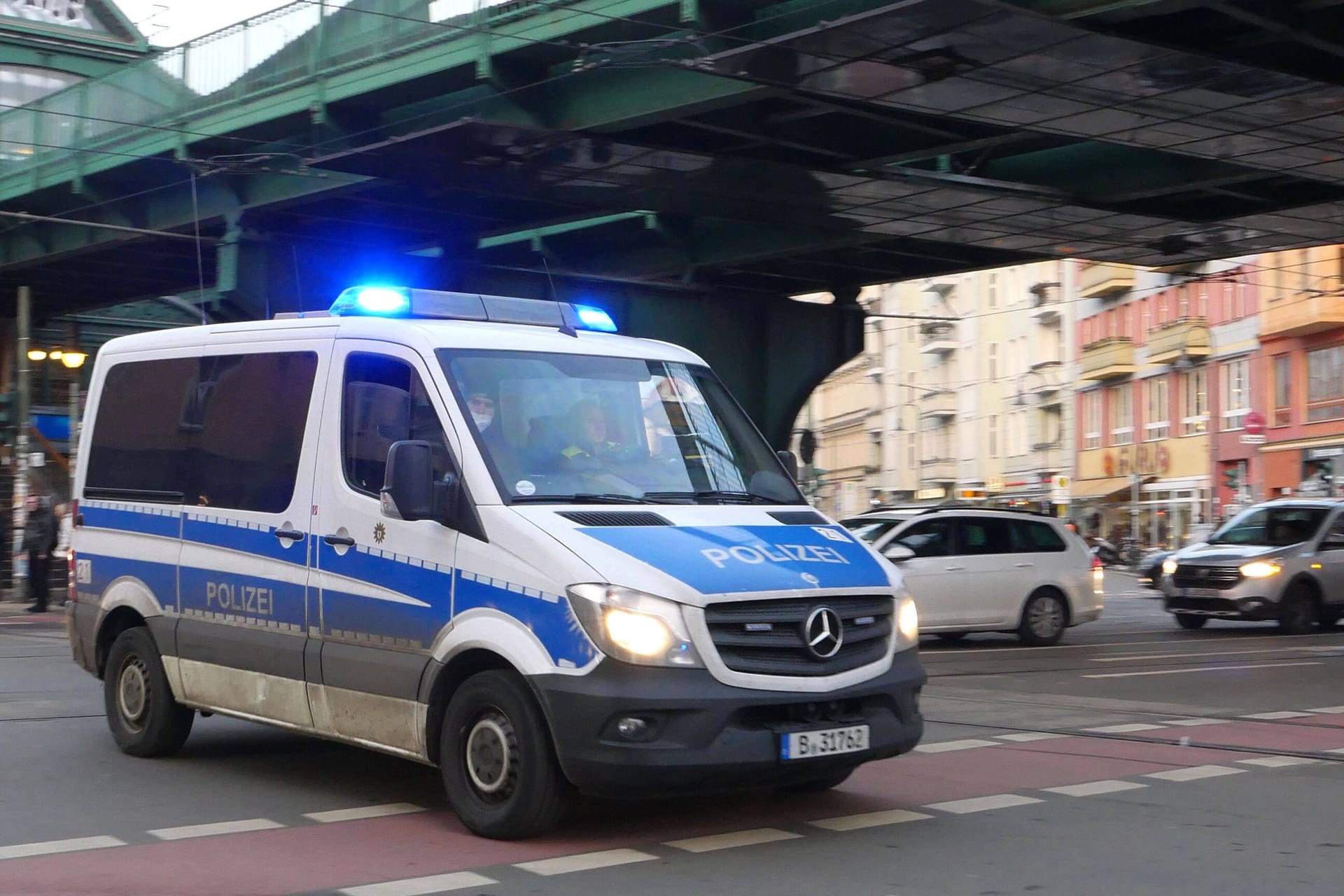 Polizei im Einsatz: Unter Umständen müssen andere Verkehrsteilnehmer dann sofort freie Bahn schaffen. Das gilt aber nicht immer.