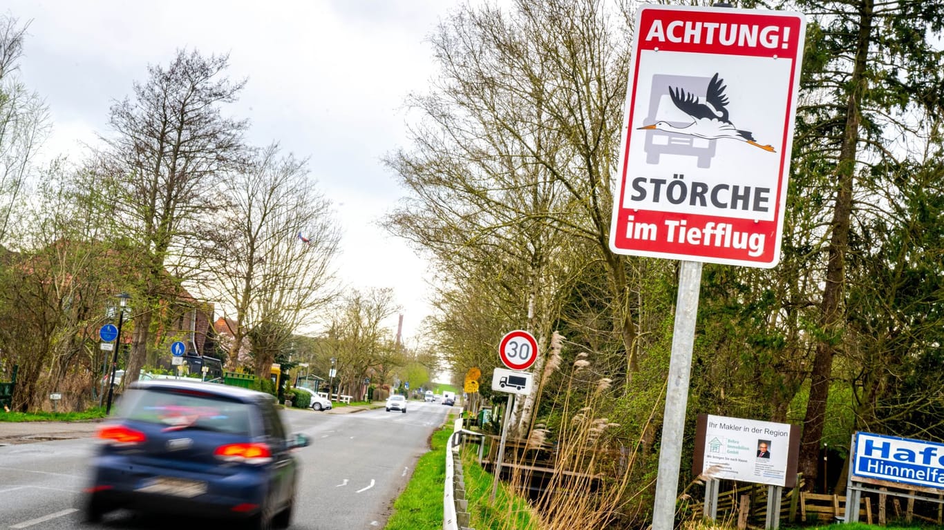 Diese Schilder sollen Autofahrer vor den Vögeln warnen. Im Landkreis Cuxhaven leben in den Sommermonaten besonders viele Störche.