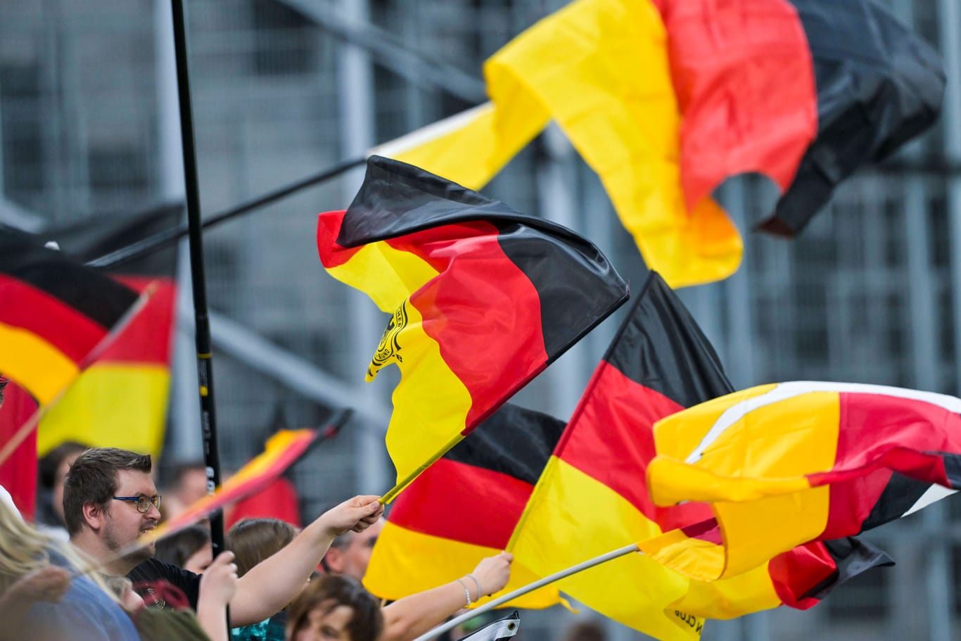 Deutschlandflaggen bei einem Spiel (Archivbild): In Berlin soll das Hissen von Deutschlandflaggen an Polizeiautos auch in diesem Jahr verboten bleiben.