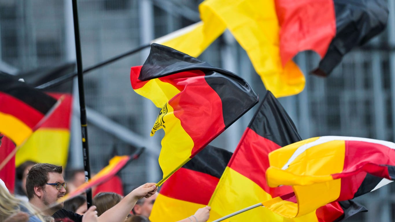 Deutschlandflaggen bei einem Spiel (Archivbild): In Berlin soll das Hissen von Deutschlandflaggen an Polizeiautos auch in diesem Jahr verboten bleiben.