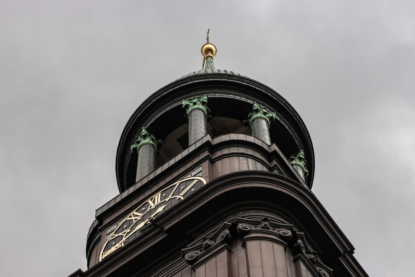 Der Turm der St. Michaeles Kirche in Hamburg (Archivbild): Auch der Blick unter das Hauptschiff der Kirche lohnt sich.